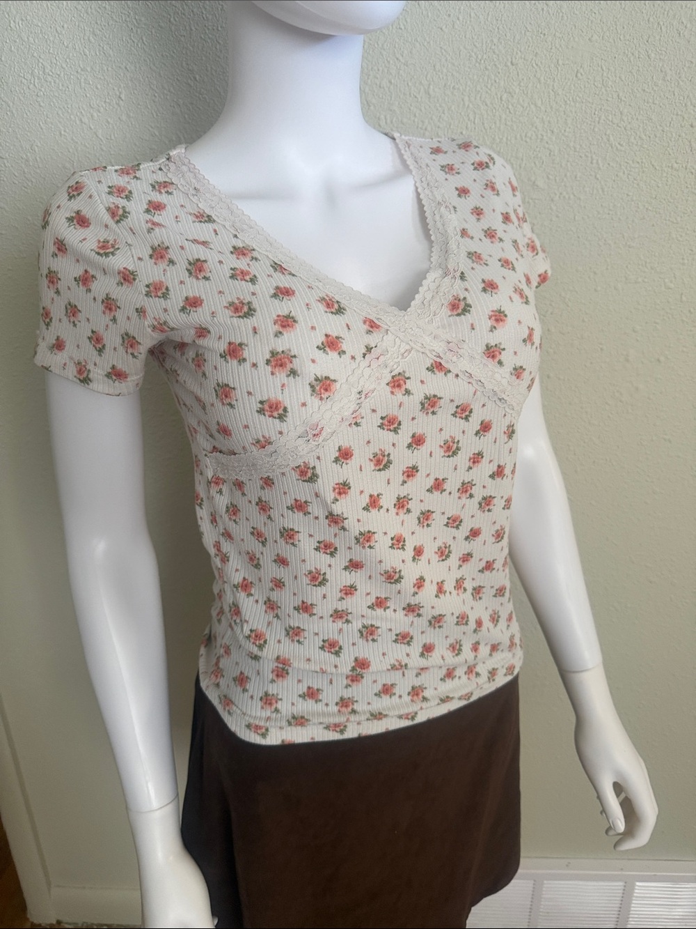 Floral Lace-Trim Ribbed V-Neck Top - Cream with Pink Roses
